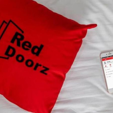 Reddoorz Near Universitas Wijaya Kusuma Surabaya Esterno foto