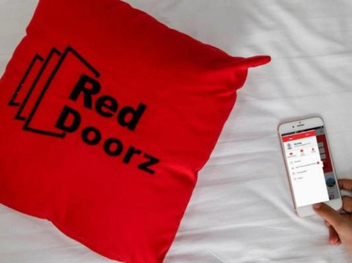 Reddoorz Near Universitas Wijaya Kusuma Surabaya Esterno foto